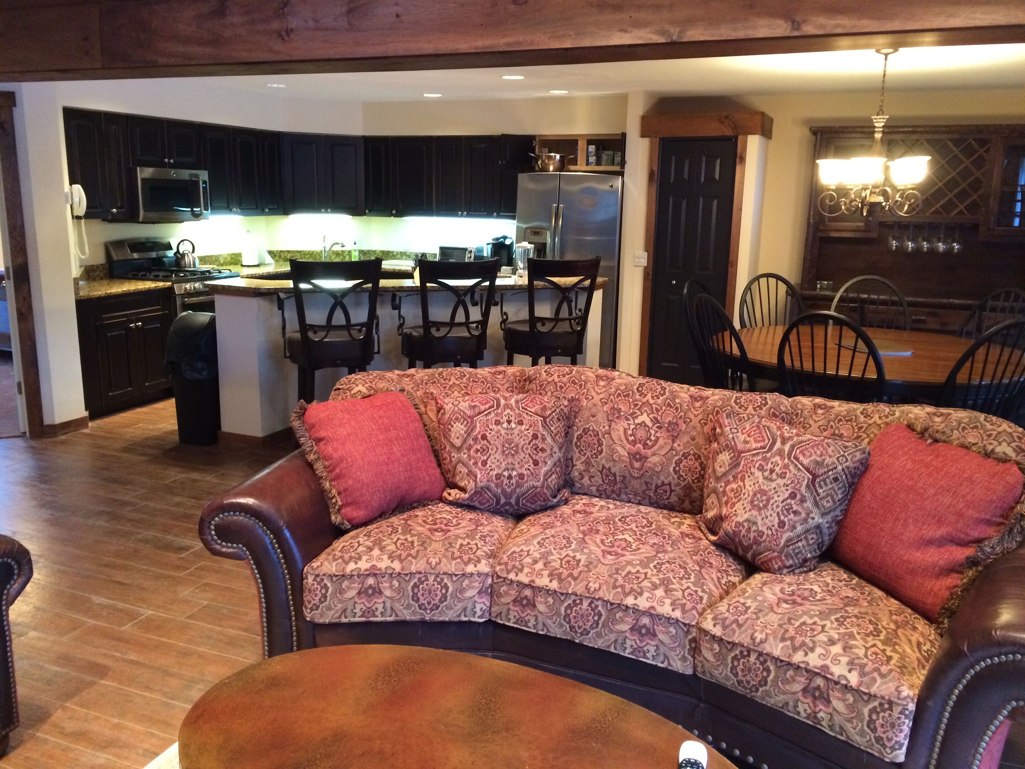 MOUNT SNOW GREENSPRING Large Townhome A\C  FREE winter resort shuttle  FAST WIFI