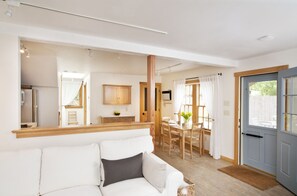 Smart TV, fireplace, books, stereo