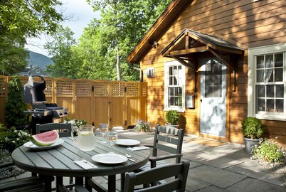 TOP-RATED! Pristine style+romantic luxury+firepit+walk to town=Brook Cottage Too