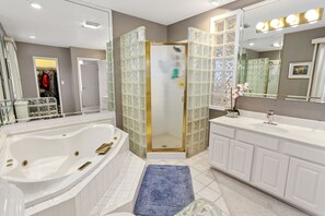 Combined shower/bathtub, jetted bath, hair dryer, towels