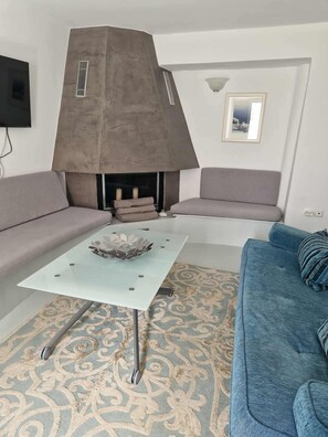 TV connectée, cheminée, livres