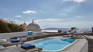 Een buitenzwembad en een verwarmd zwembad