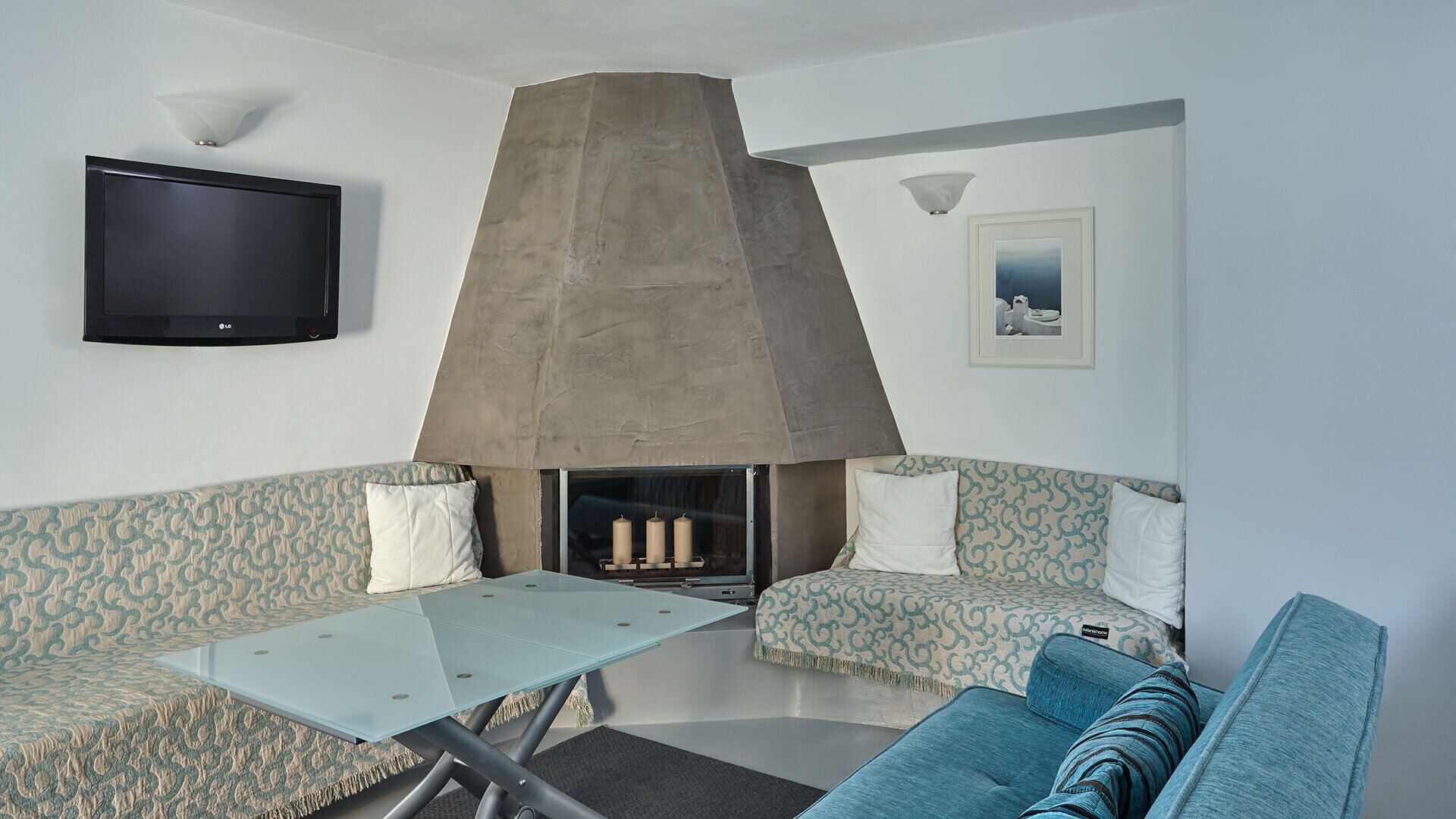 Smart TV, fireplace, books