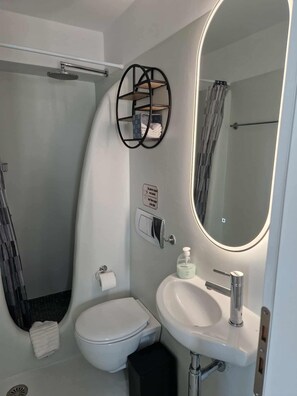 Een douche, een haardroger, een bidet, handdoeken