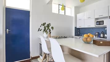 Refrigerador, microondas, placa de cocina, lavavajillas