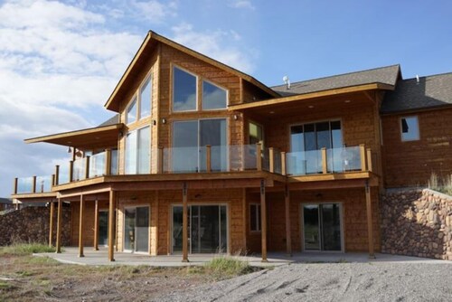 Wild Rose River Level Apartment With Private Acre Pond