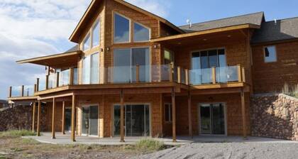 Wild Rose River Level Apartment With Private Acre Pond