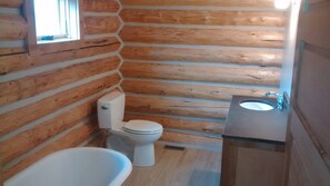 Bathtub, hair dryer, towels, soap - New Log Home - blocks from the West Gate of Yellowstone  (West Yellowstone)