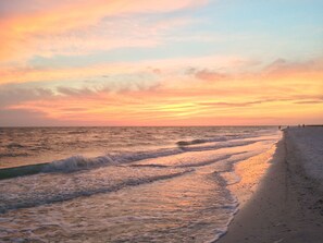 On the beach, sun-loungers, beach umbrellas, beach towels - Stunning Beachfront, total renovation, beachview all rooms, WiFi, nature reserve (Marco Island)