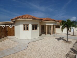 Exterior - Bella Ruby:  Palm Beach-POOL BAR- 2Car Garage.  The Most Beautiful Gem In Aruba! (Noord)