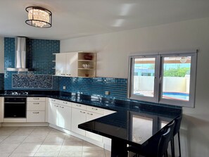 Fridge, microwave, oven, stovetop - Bella Ruby:  Palm Beach-POOL BAR- 2Car Garage.  The Most Beautiful Gem In Aruba! (Noord)