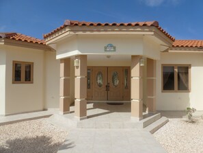 تفاصيل الفندق من الخارج