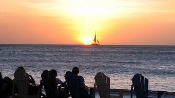Beach nearby, sun-loungers, beach towels