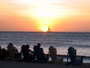 بالقرب من الشاطئ، كراسي للتشمس، مناشف للشاطئ