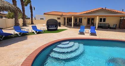 Bella Ruby: Palm Beach-POOL BAR- 2Car Garage. The Most Beautiful Gem In Aruba!