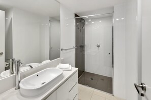 Bathtub, hair dryer, towels, soap - H'Residences – 2 Bed Unit in the heart of Surfers (Surfers Paradise)