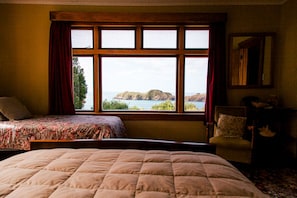 3 habitaciones, tabla de planchar con plancha y ropa de cama