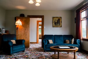 Smart TV, fireplace, books, stereo