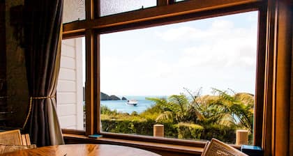 The Gunyah Retreat - Exclusive Island Escape with Ocean View, Marlborough Sounds