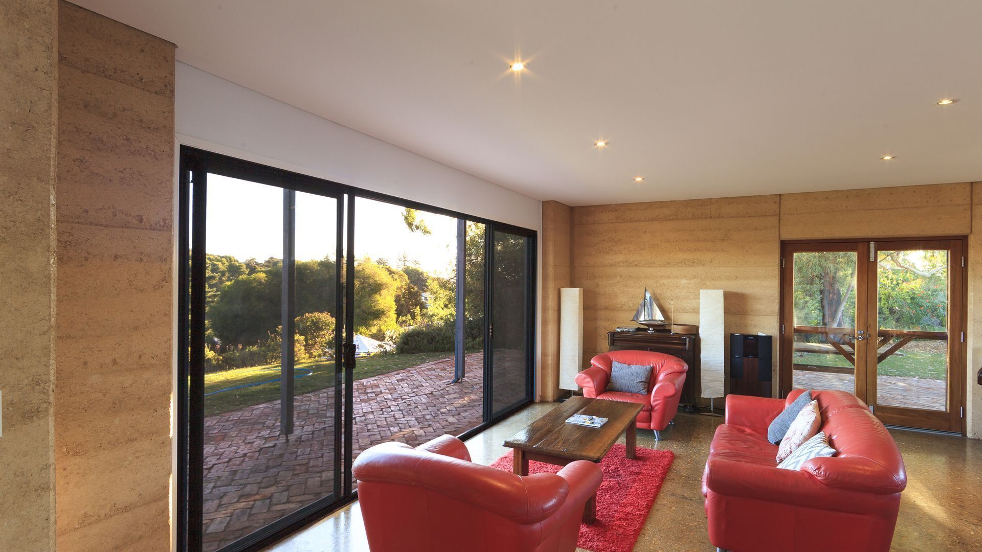 Kirra Court Beach House — image 9