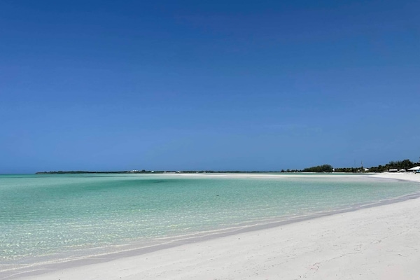 Sunnyside Beach Villa is located in the center of a spectular miles long beach!