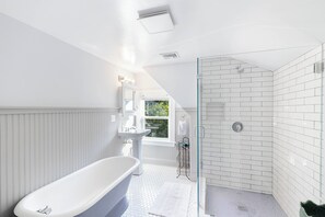 Combined shower/bathtub, hair dryer, towels, soap - Charming Vineyard Classic Home, Walk to Town & Boat (Vineyard Haven)