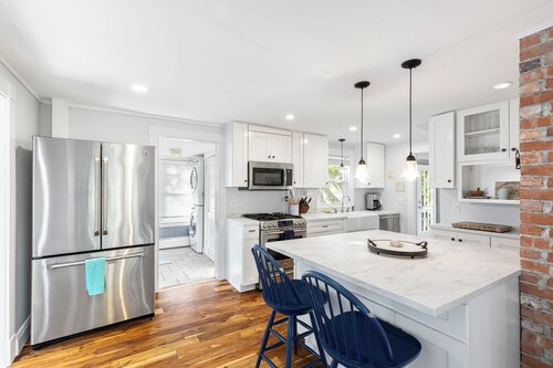 Charming Vineyard Classic Home, Walk to Town & Boat