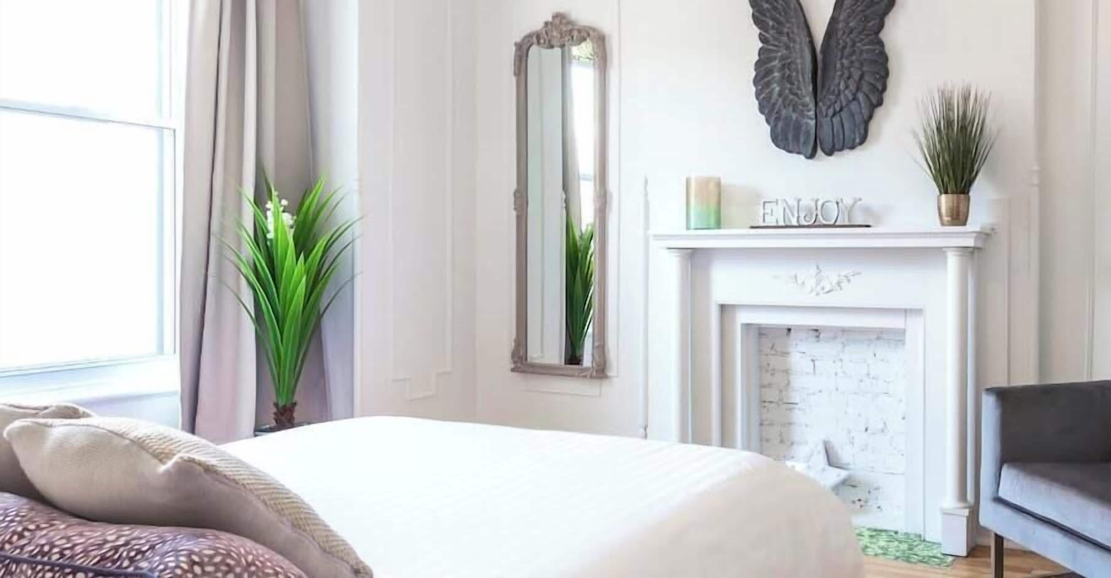 3 bedrooms, desk, iron/ironing board, travel crib