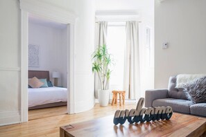 3 bedrooms, desk, iron/ironing board, travel crib - MTLVR #05 | Chic family oasis near the mountain (Montreal)