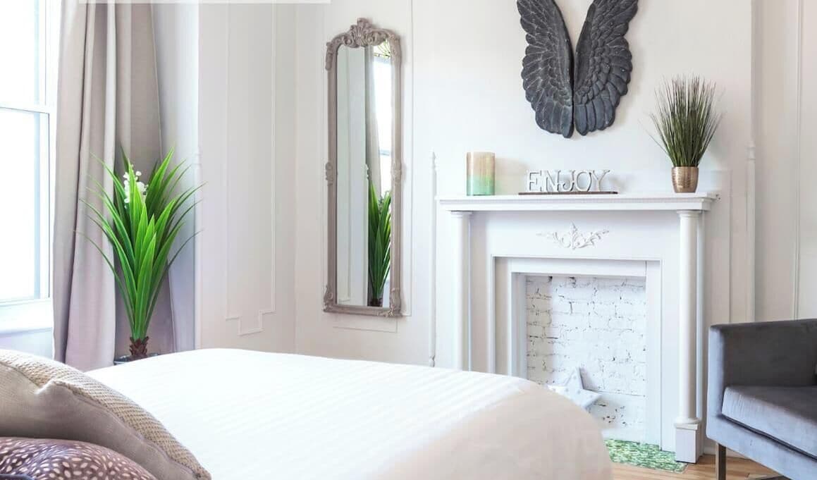 3 chambres, bureau, fer et planche à repasser, lit parapluie