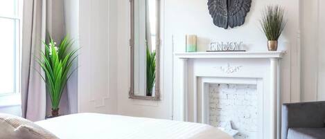 3 chambres, bureau, fer et planche à repasser, lit parapluie