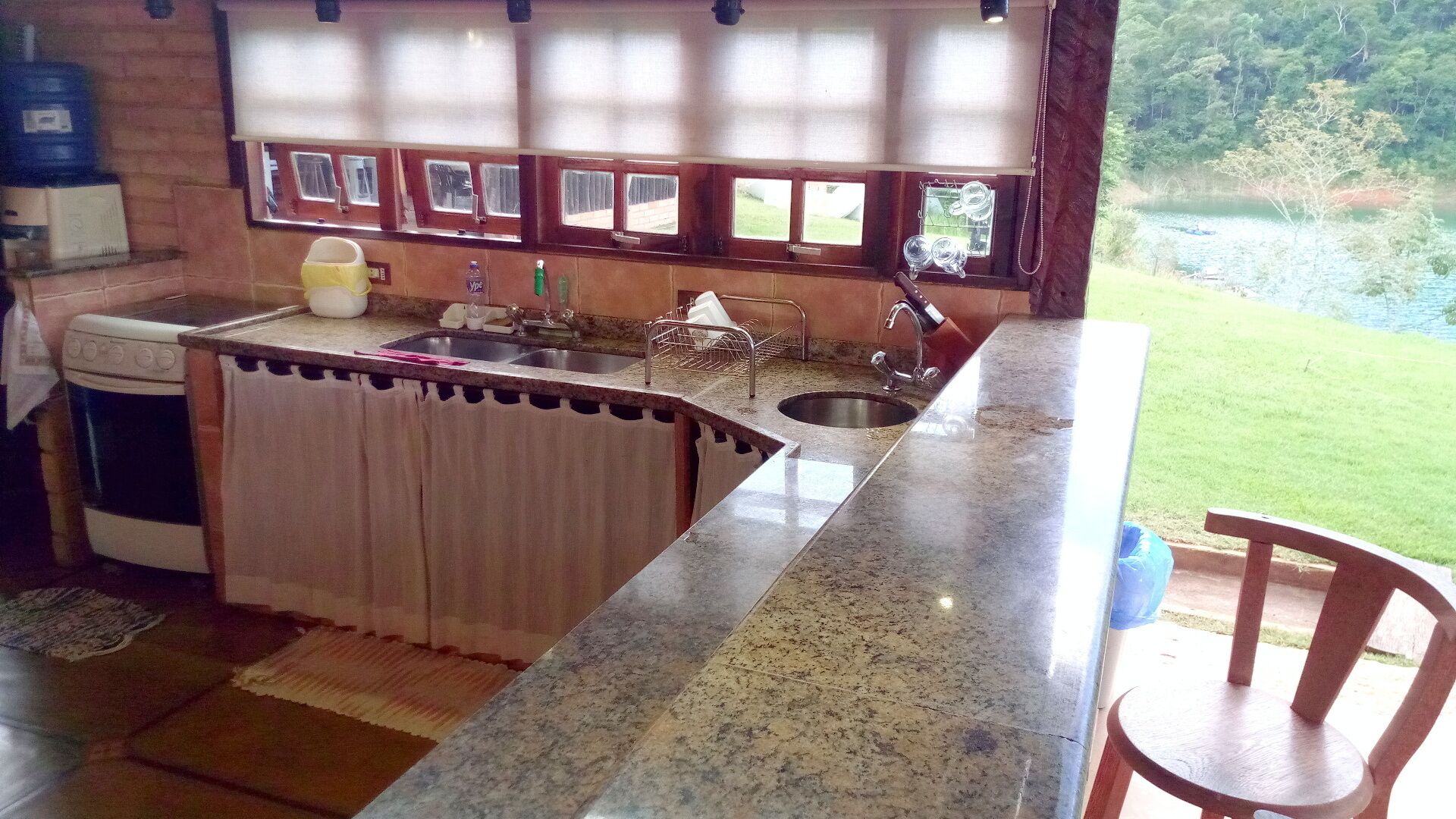 Beautiful Property at the lake, Swiming Pool, Fishing , Barbecue, Jacuzzi