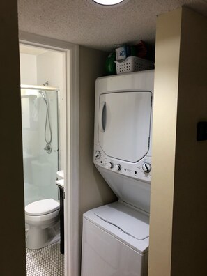 Suihku, hiustenkuivaaja, pyyhkeet, vessapaperi