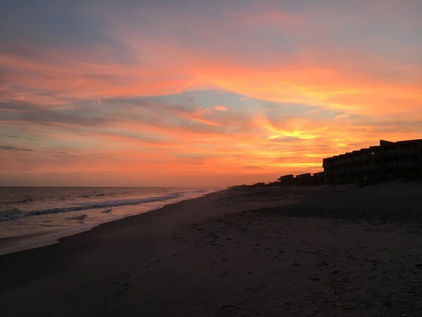 Rannalla, aurinkotuoleja, rantapyyhkeitä