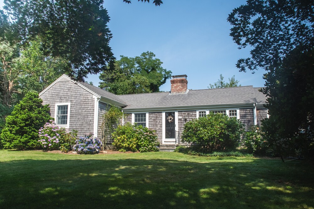 Dennis Village 3 bedroom house, walk to beach, central air, lg private setting
