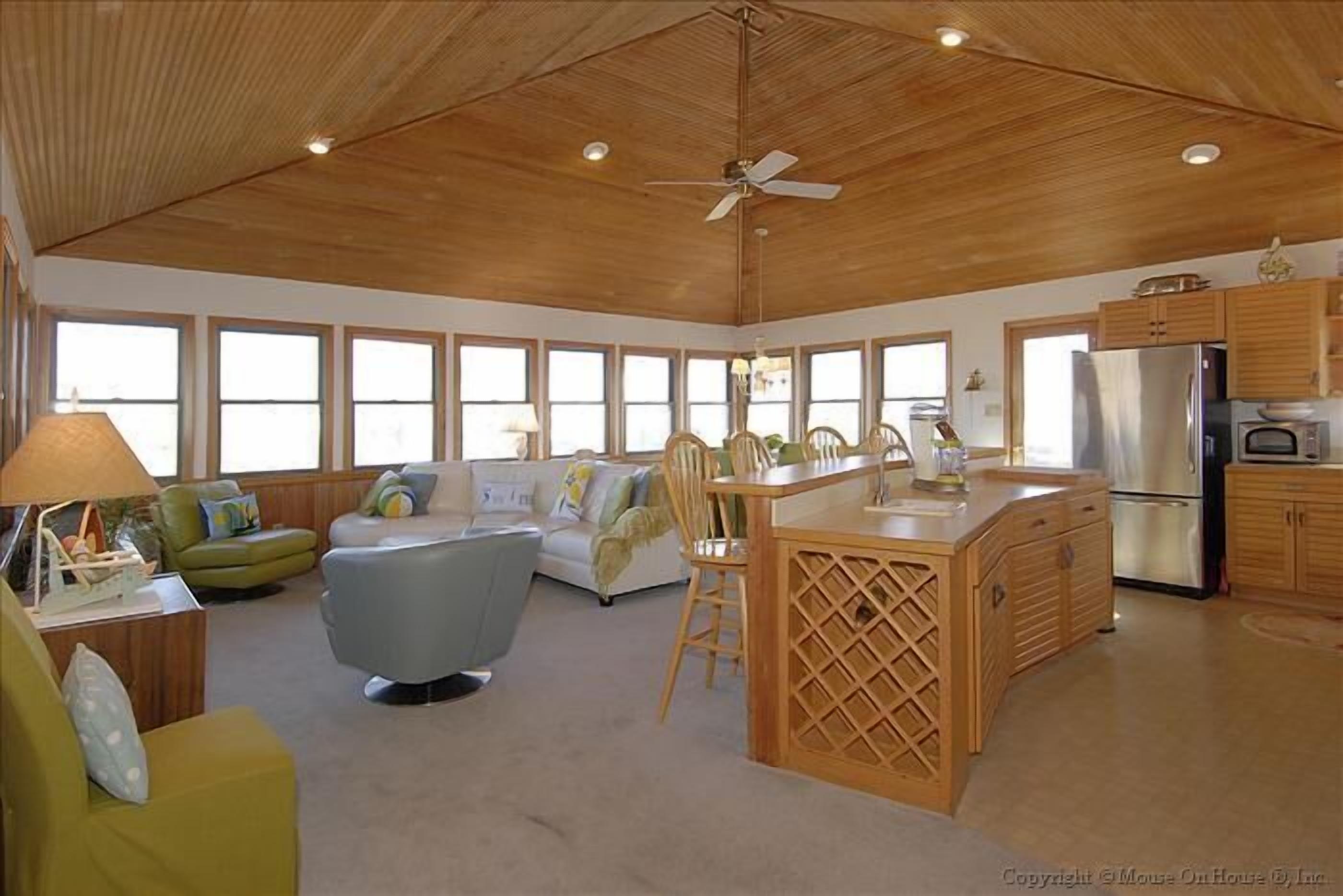 2 blocks to ocean, 4 bedrooms, pet friendly