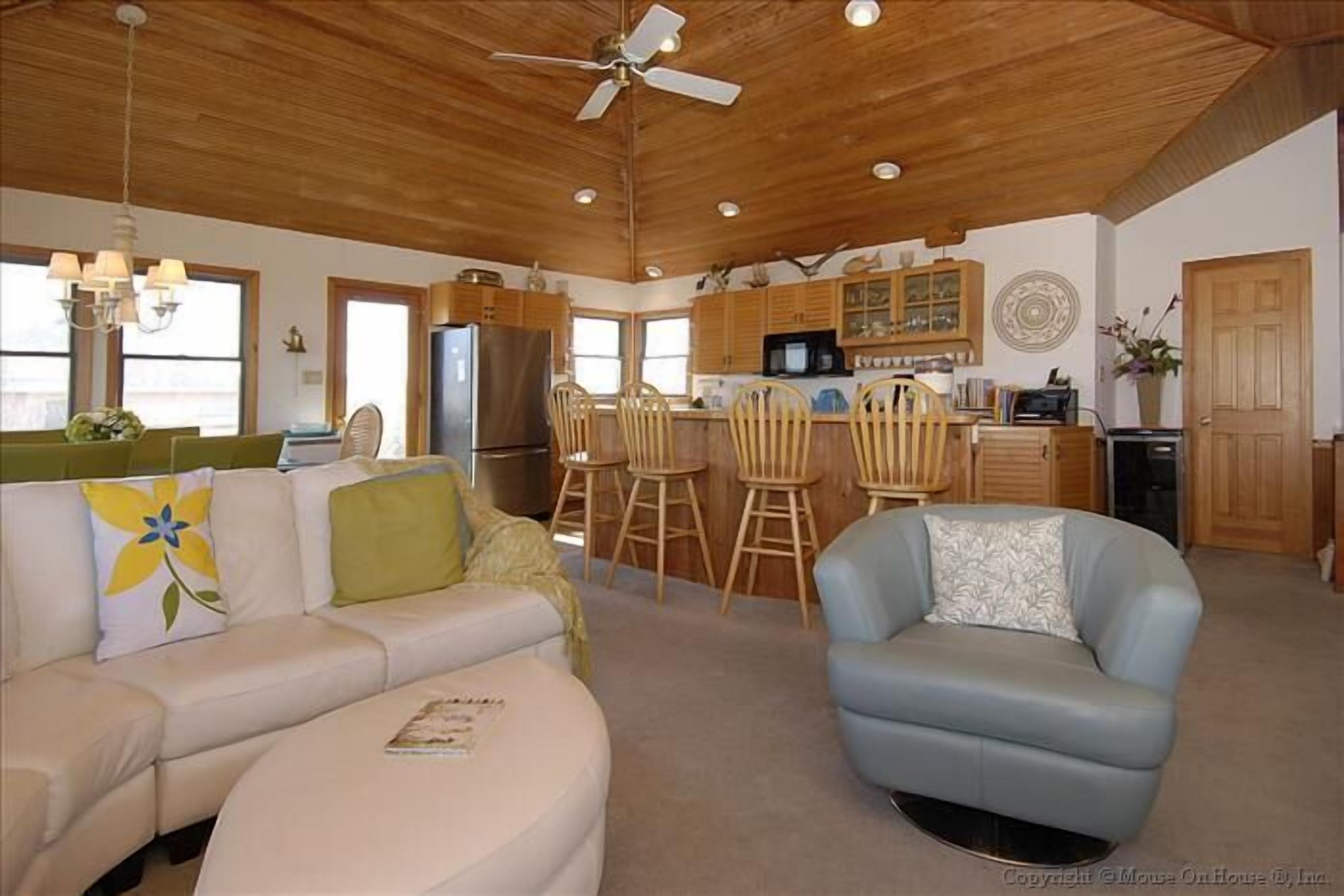 2 blocks to ocean, 4 bedrooms, pet friendly