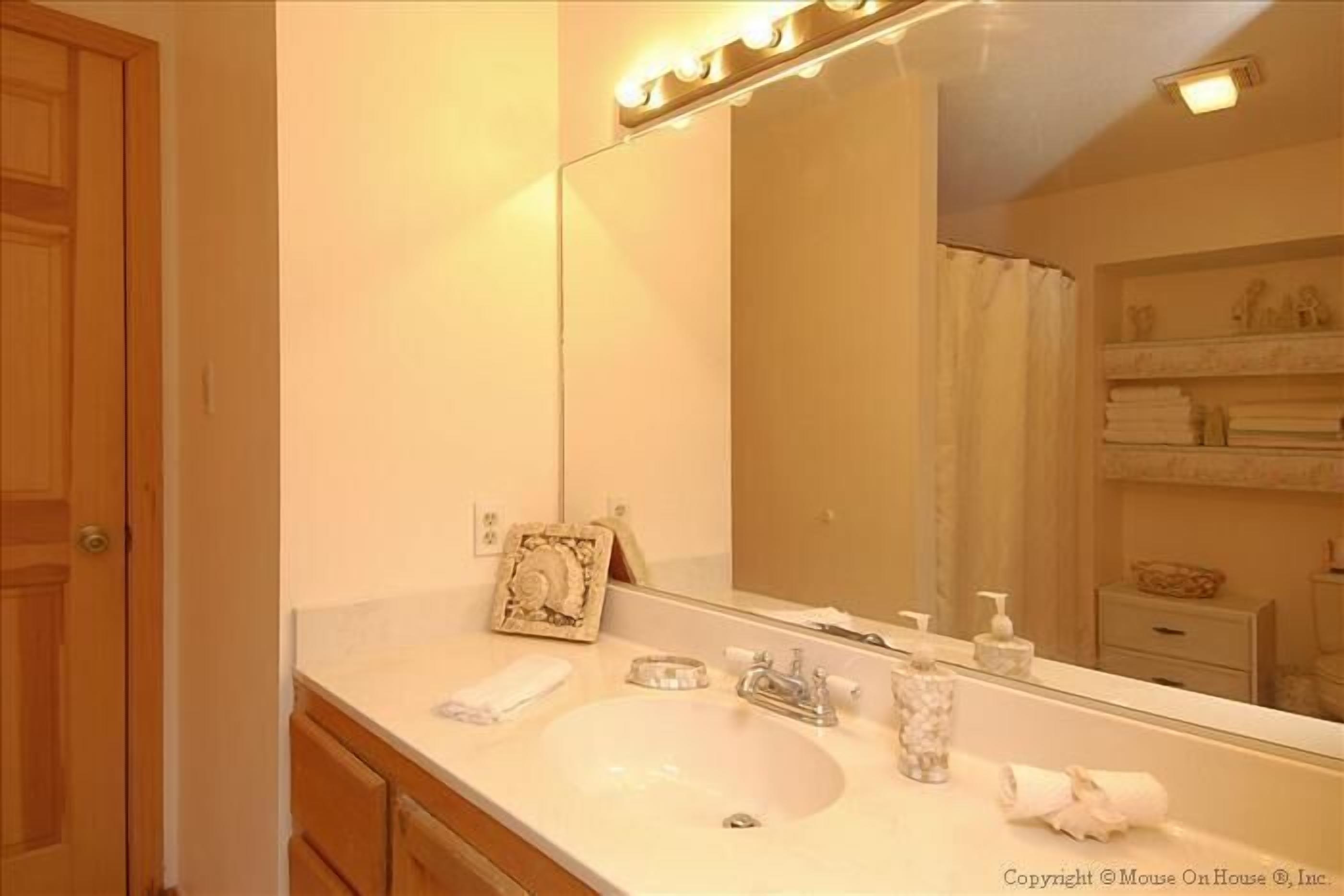 2 blocks to ocean, 4 bedrooms, pet friendly