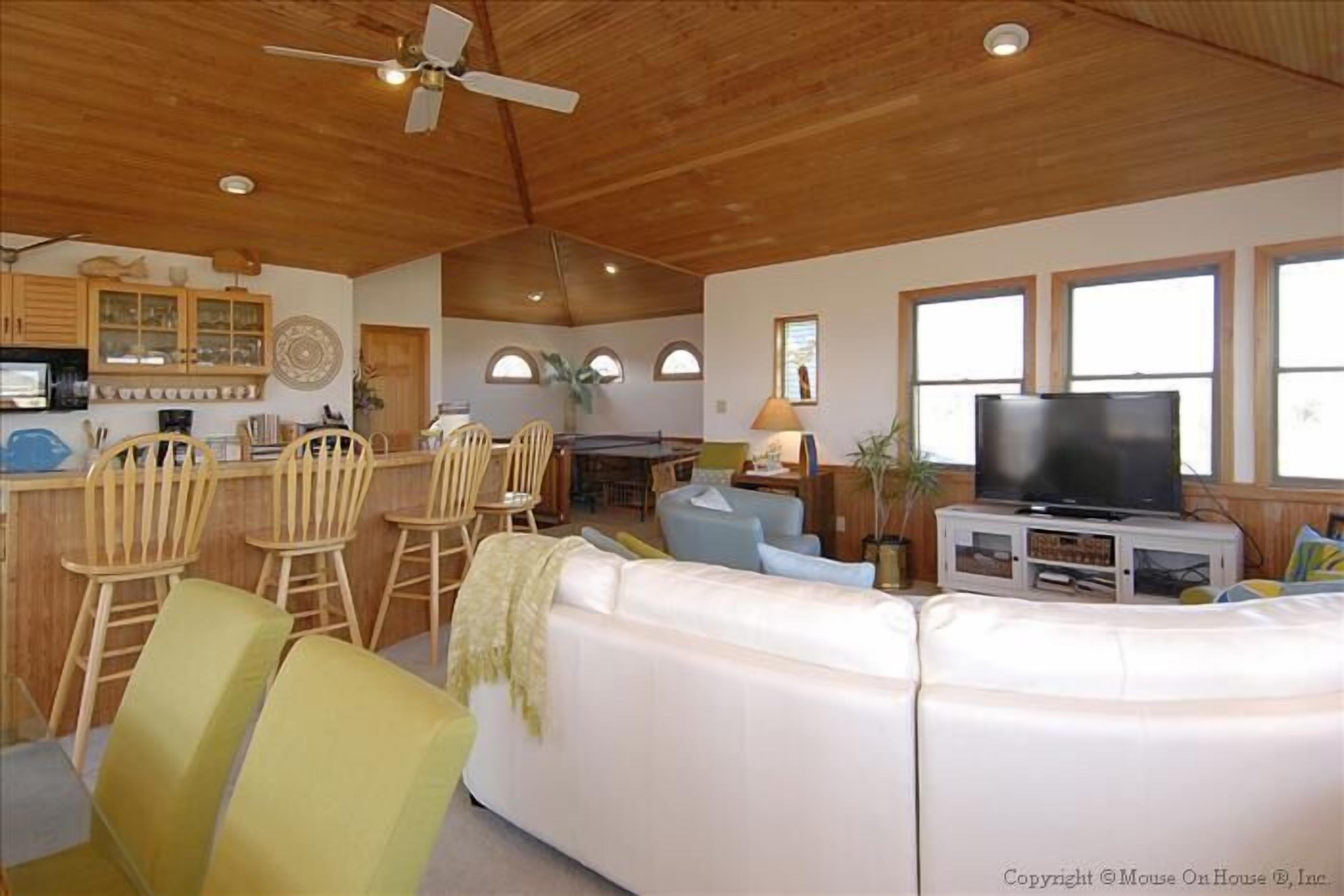 2 blocks to ocean, 4 bedrooms, pet friendly