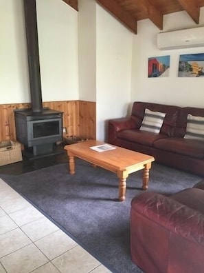 Een lcd-televisie, een open haard, een dvd-speler en boeken