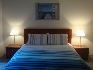 4 bedrooms, iron/ironing board - Beach Place-family friendly (Lakes Entrance)