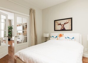 4 bedrooms, desk, iron/ironing board, travel crib