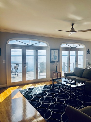 James River Waterfront with spectacular views across the river from Williamsburg