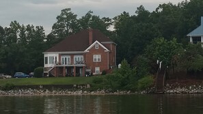 Une maison à deux étages, dotée d’un porche avant bien visible et d’une grande fenêtre au deuxième étage.