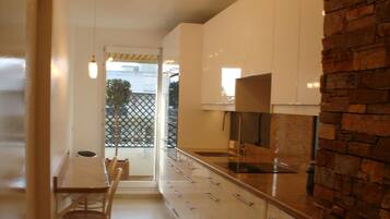 Coffee/tea maker, fridge, microwave, oven
