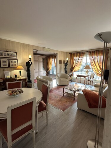 Luxury Apartment in Great Location. Come and be Parisian for a week!