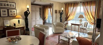 Luxury Apartment in Great Location. Come and be Parisian for a week!