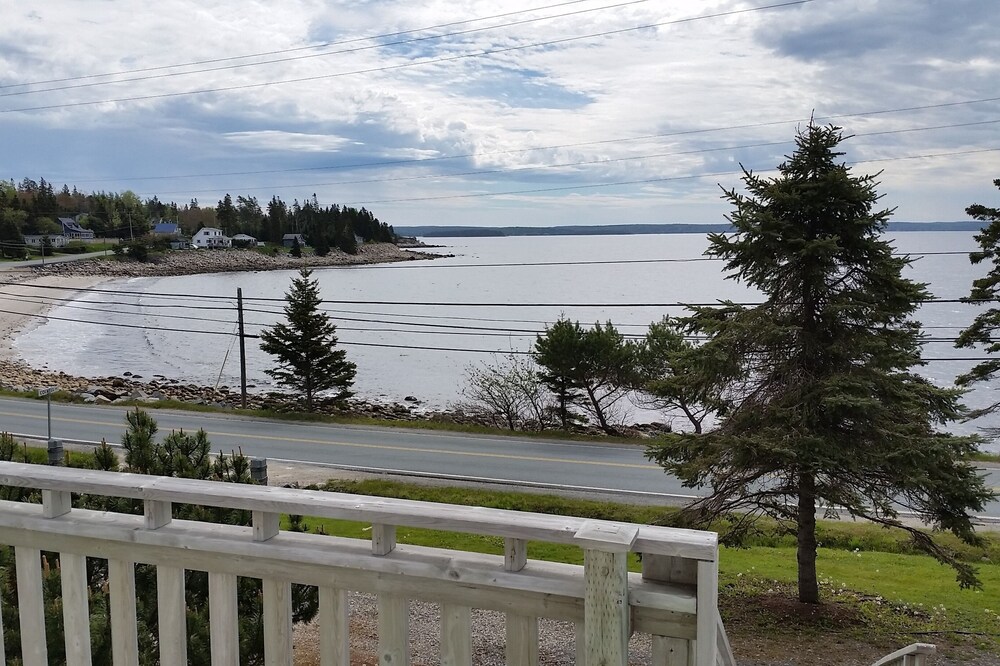 Beautiful home. Sandy beach. Magnificent views. Peace and tranquility.