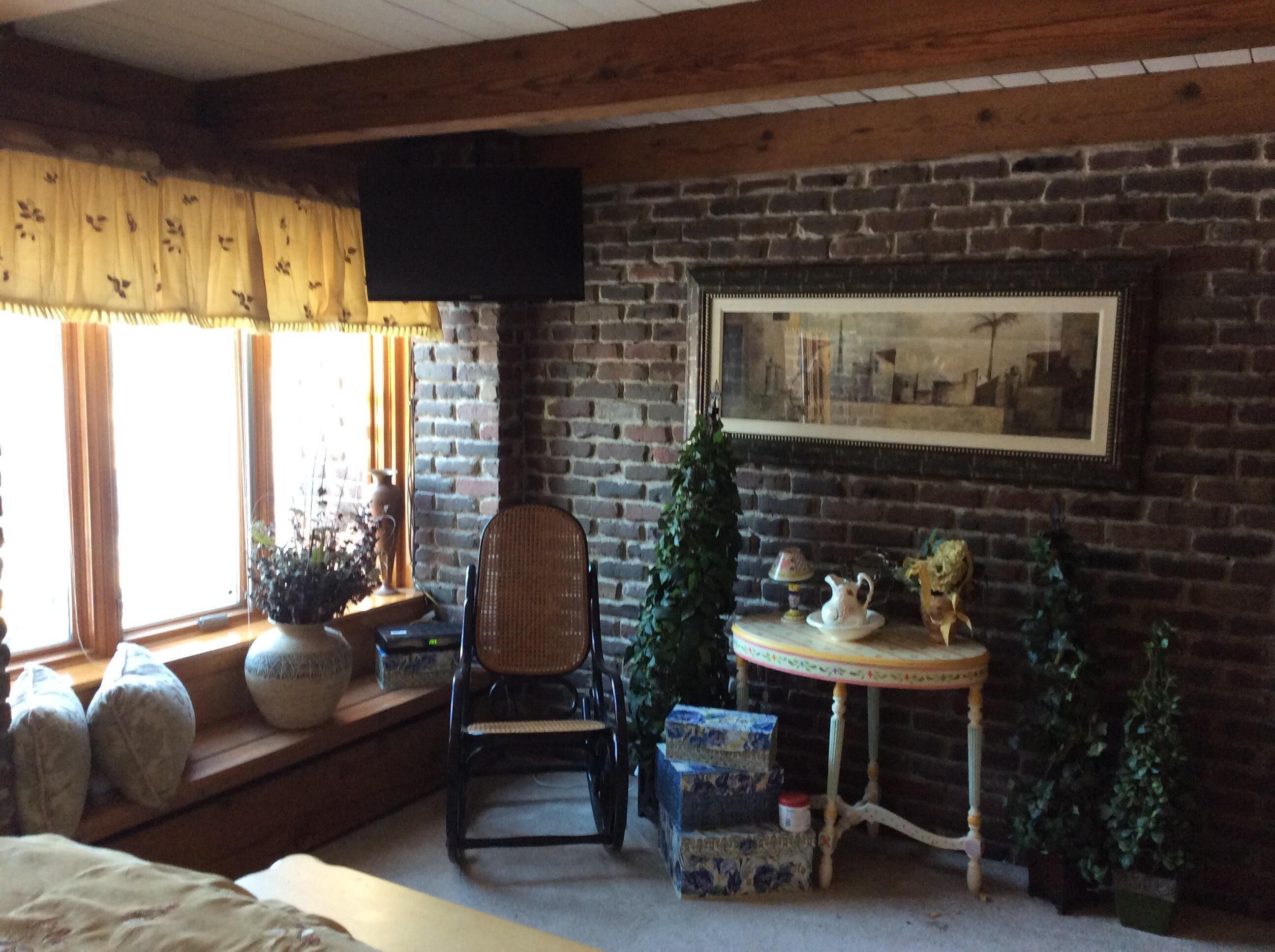 "PHANTOM'S COVE": LAKE FRONT RETREAT ON UPPER PHANTOM LAKE