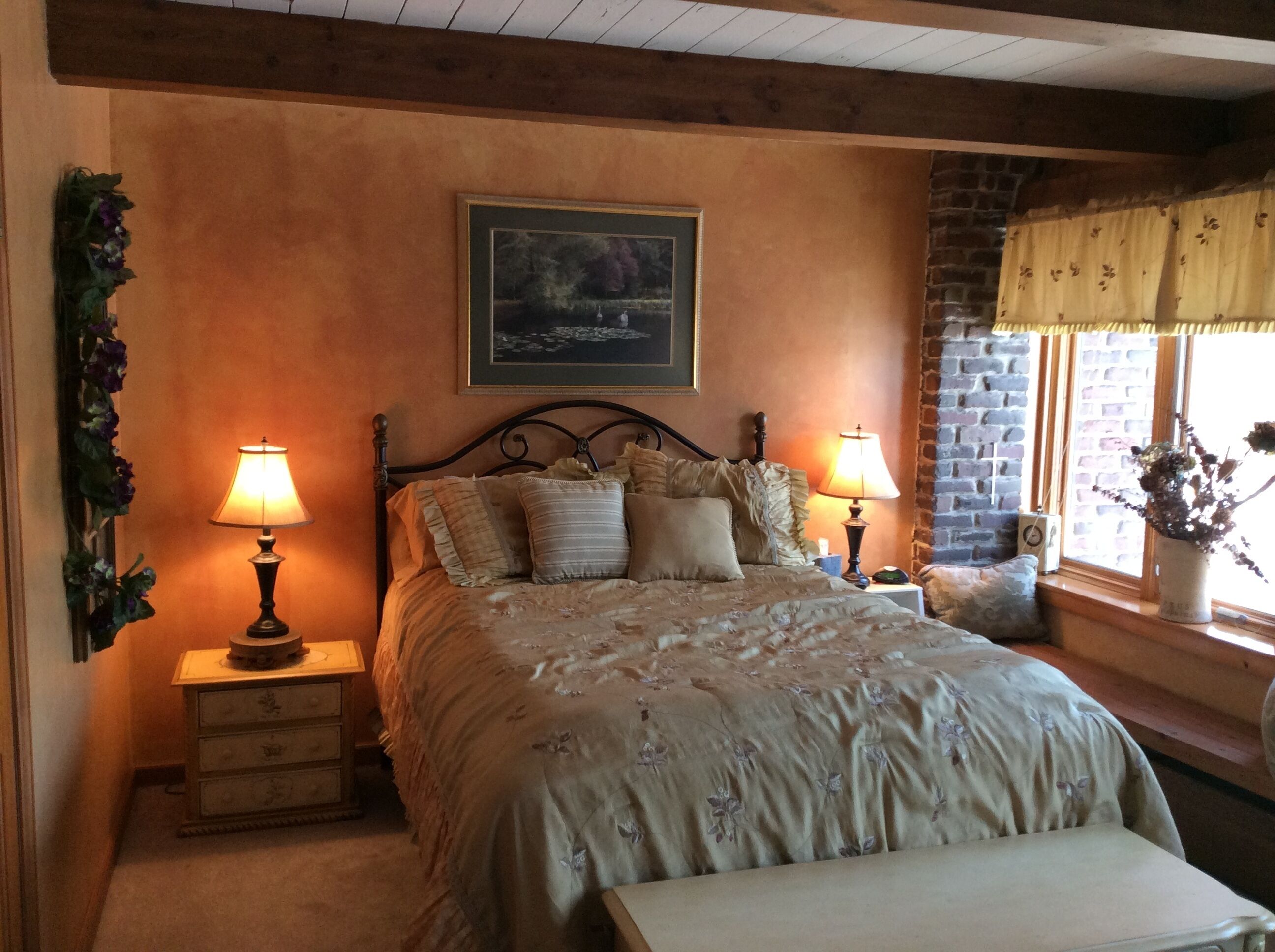 "PHANTOM'S COVE": LAKE FRONT RETREAT ON UPPER PHANTOM LAKE